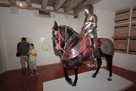 Armure (probablement vide) sur cheval (probablement mort)