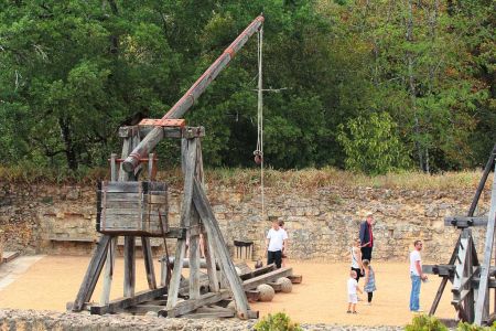 Un visiteur perplexe devant le trébuchet