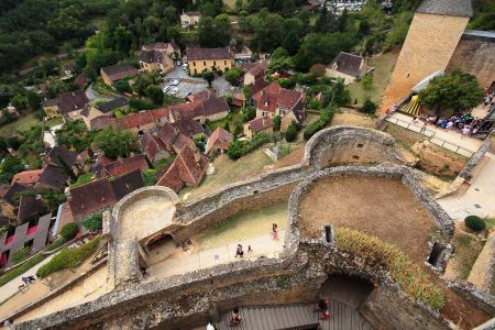 De là-haut, on surveille le village